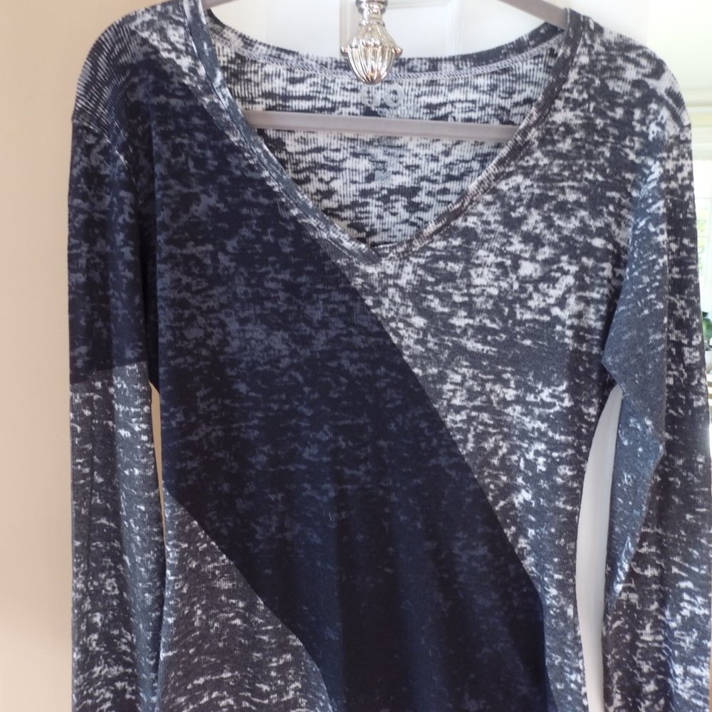 Go Couture V Neck Color Block Marled Pattern Top … - image 4